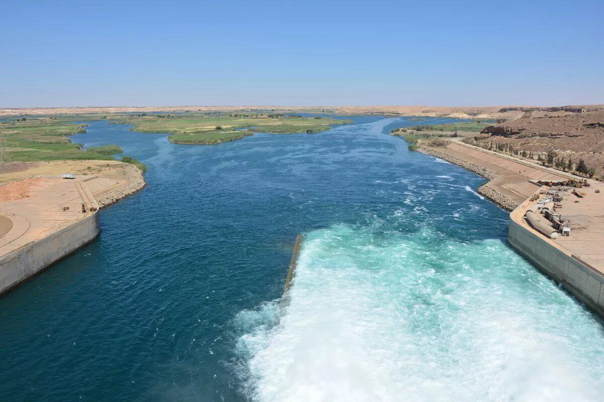 Реки тигр и евфрат в какой. Река Евфрат в Ираке. Река Евфрат Турция. Долина реки Евфрат Сирия. Сирия Ирак Евфрат тигр.